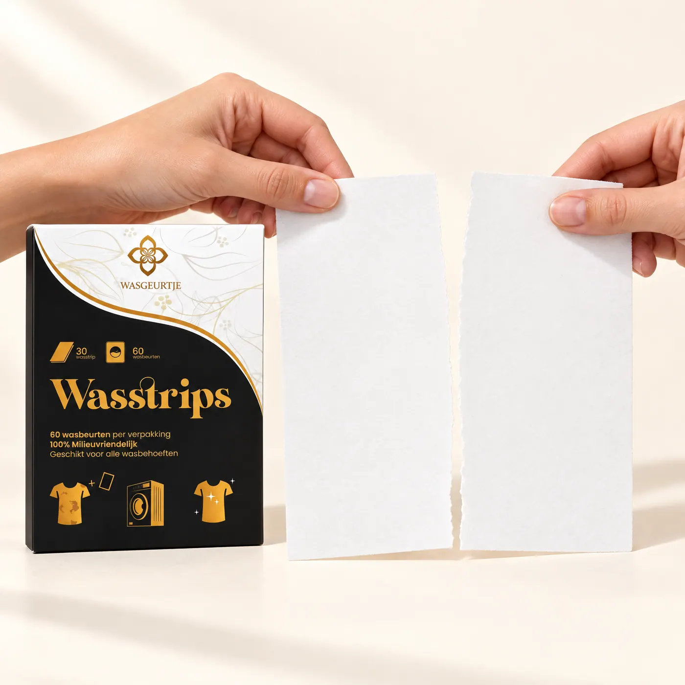 Twee handen houden een rechte, doormidden gescheurde neutrale wasstrip naast de Wasgeurtje-doos. Vel op doosformaat, crème achtergrond.
