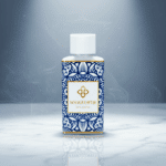 Flesje Wasgeurtje Full Moon wasparfum op marmeren tafel met koele mist en blauwe verlichting voor een moderne, frisse uitstraling.