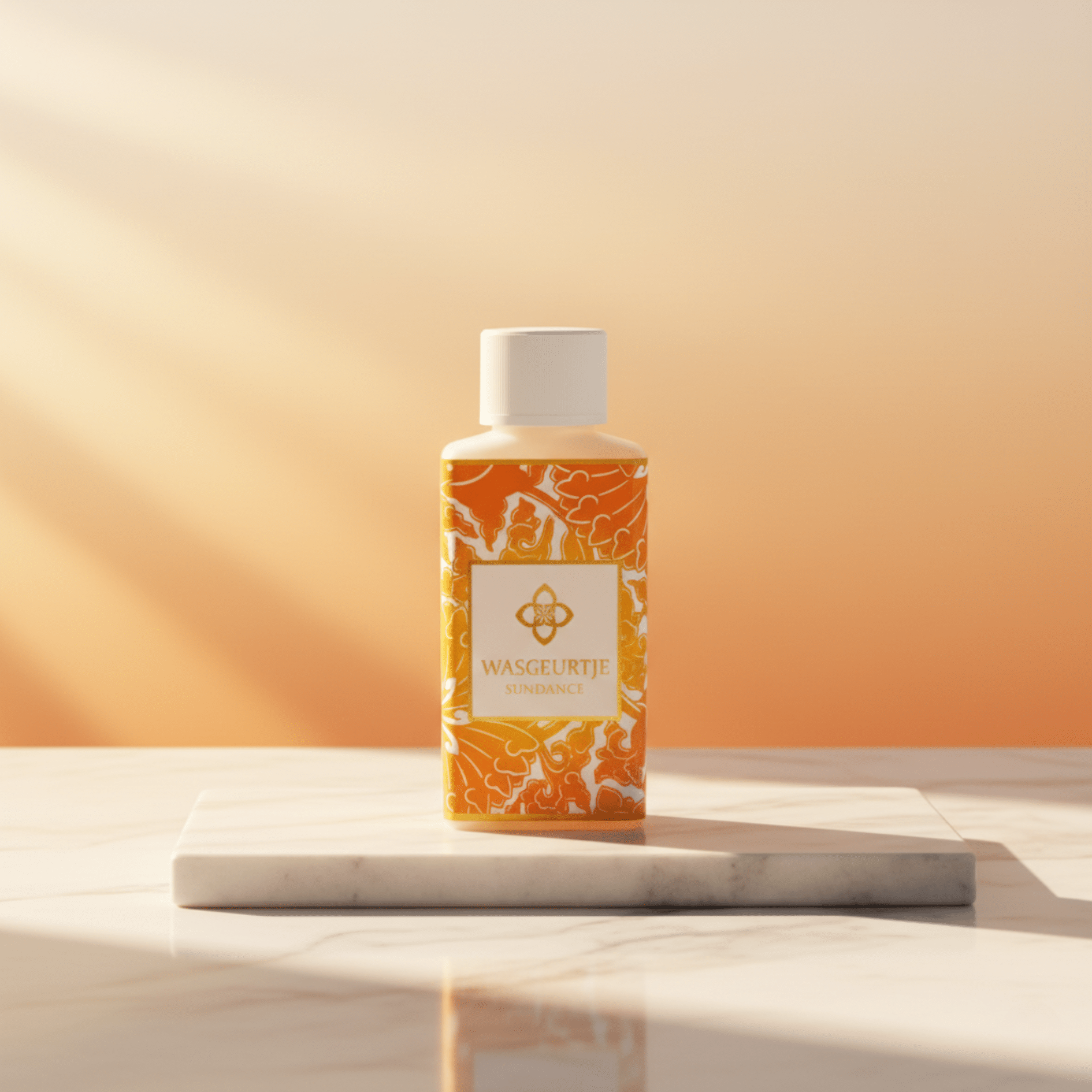 Flesje Wasgeurtje Sundance wasparfum op marmeren plateau met zachte zonnestralen op een warme oranje achtergrond.