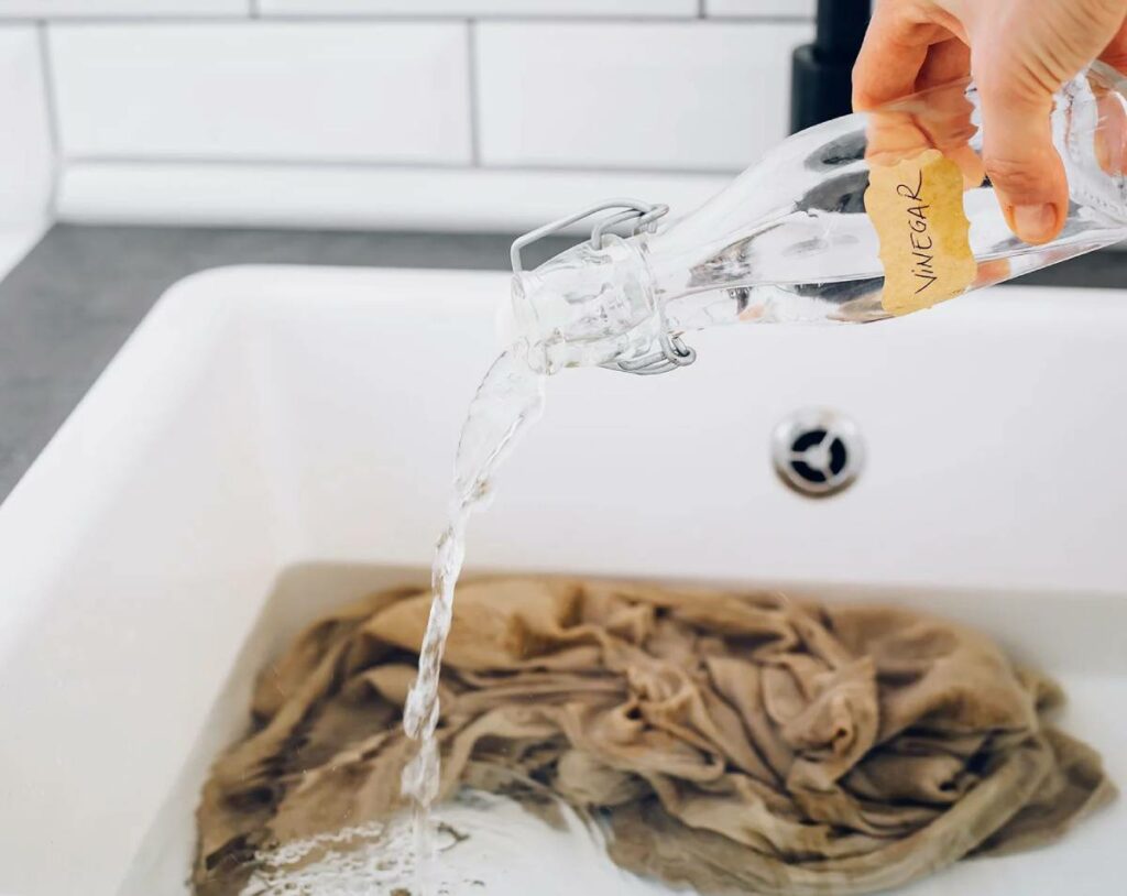 gietende wasmiddel in wasbak