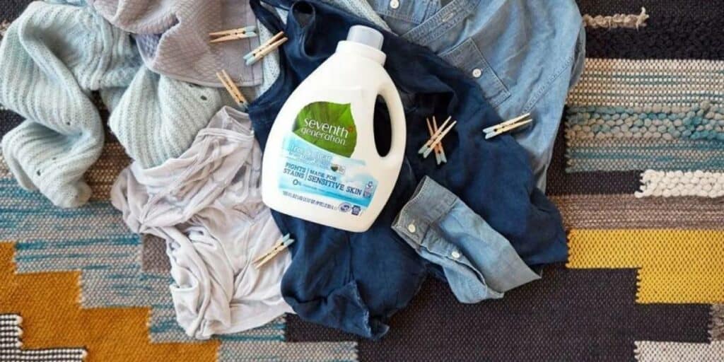 wasmiddel fles op vieze kleren