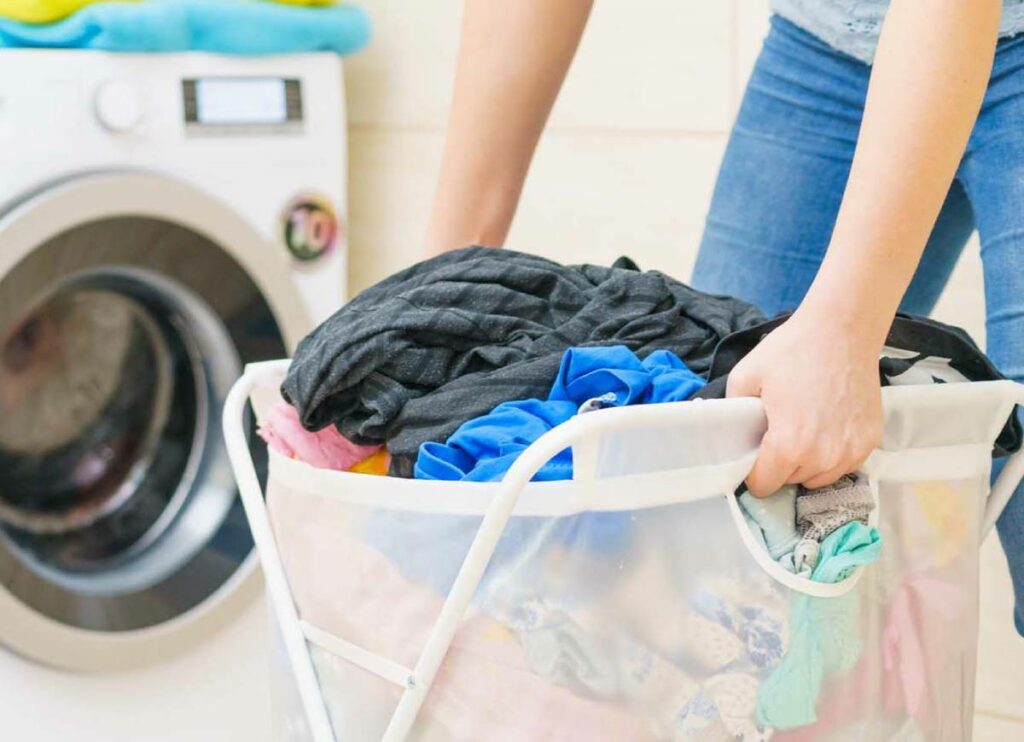 vrouw tilt de was wasgeurtje