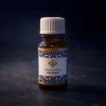 Flesje Wasgeurtje wasparfum Full Moon in donker amberglas met wit dopje, geplaatst tegen een diepe donkerblauwe achtergrond. Het luxe label met blauw en goud benadrukt een warme, mysterieuze geurbeleving.