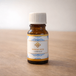 Flesje Wasgeurtje wasparfum Flower Rain in amberglas met wit dopje, tegen een donkere achtergrond. Het elegante blauw-witte label en de rustige belichting zorgen voor een luxe en bloemige uitstraling.