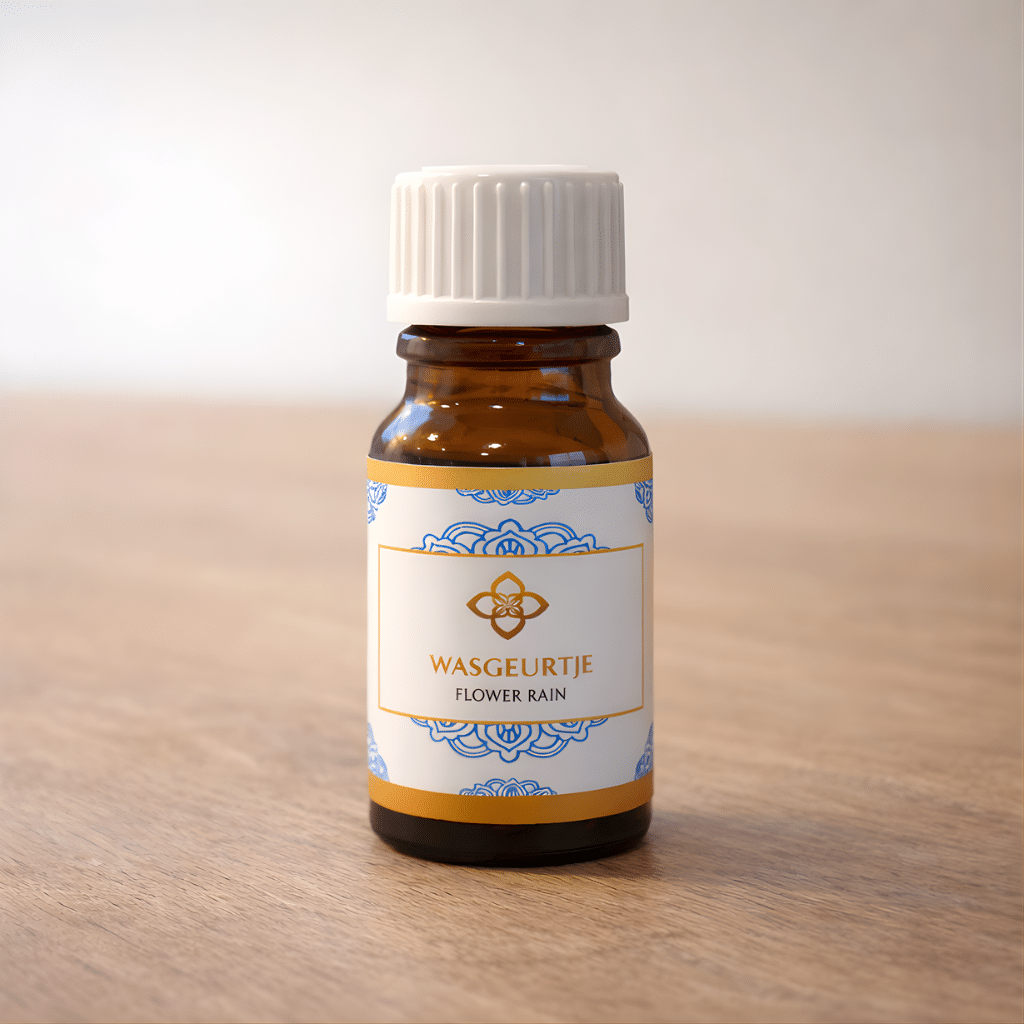 Flesje Wasgeurtje wasparfum Flower Rain in amberglas met wit dopje, tegen een donkere achtergrond. Het elegante blauw-witte label en de rustige belichting zorgen voor een luxe en bloemige uitstraling.