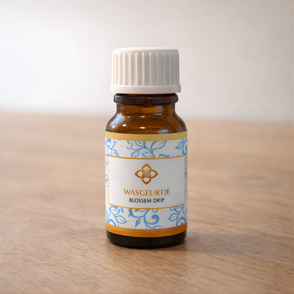 Flesje Wasgeurtje wasparfum Blossom Drip in amberkleurig glas met wit dopje, staand op een houten tafel. Het lichtblauwe label met bloemmotief straalt frisheid en zachtheid uit in een minimalistische setting.